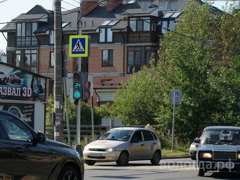 В Вологде на перекрестке улиц Галкинской и Чехова начал работать новый светофор.