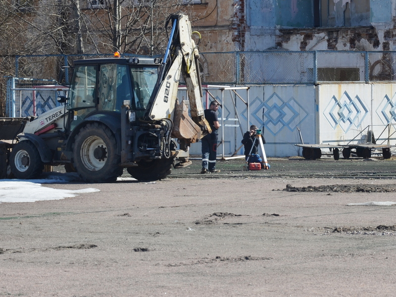 К замене искусственного поля на стадионе «Динамо» приступили в Вологде.