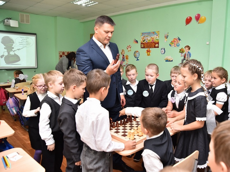 В школах Вологды проходят бесплатные занятия по шахматам для первоклассников.