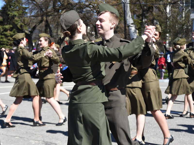 Торжественным маршем, мини-парадами во дворах ветеранов и концертным марафоном встретит Вологда День Победы.