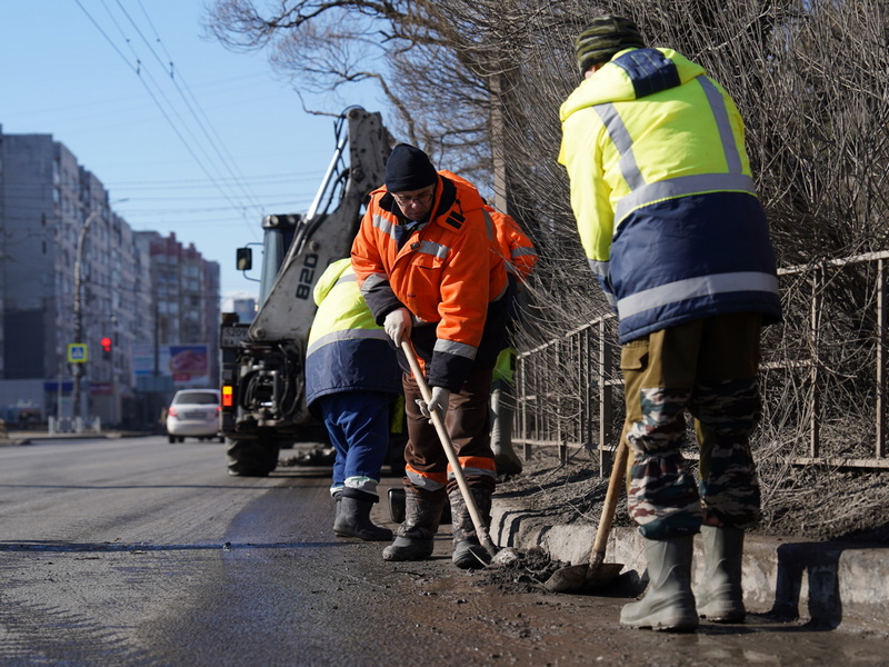 До 1 апреля подрядчикам необходимо убрать большую часть смета у бортового камня на улицах Вологды.