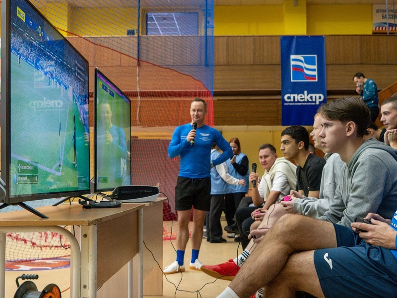 Четыре команды приняли участие в первых соревнованиях по фиджитал-спорту в Вологде.