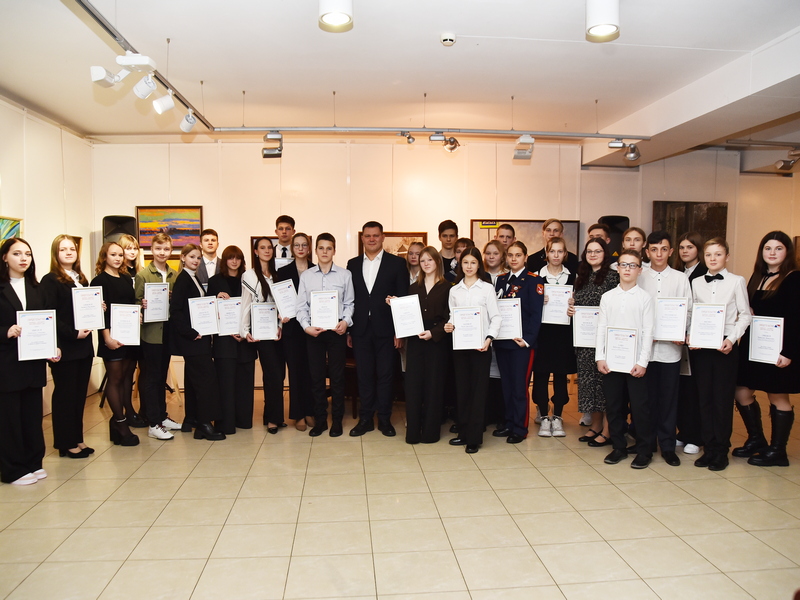 За успехи в общественной деятельности и патриотическом движении школьники Вологды получают городские стипендии.