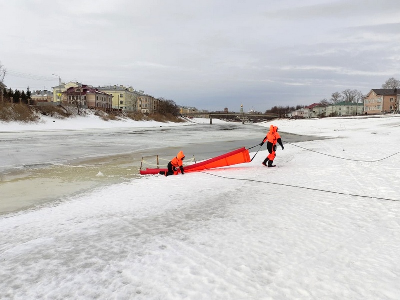 Ежедневный мониторинг реки Вологды проводят спасатели в связи с активным таянием снега и льда.