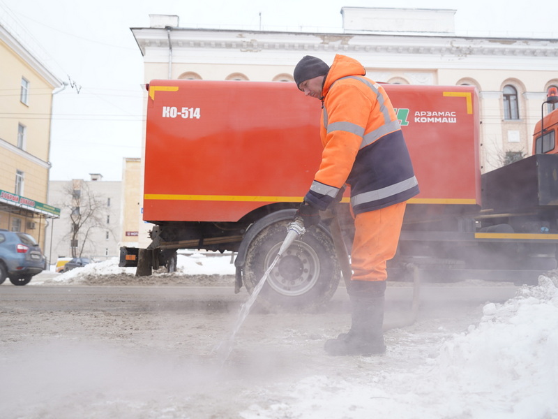 В Вологде очищают городские территории от снега и готовят ливневую канализацию к периоду потепления.