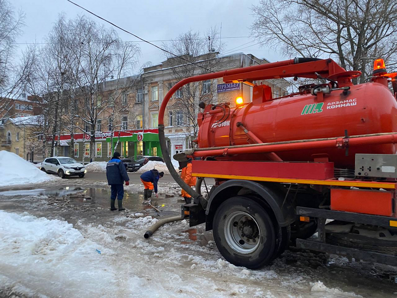 Коммунальщики Вологды очищают дождеприемные колодцы от снега и занимаются промывкой ливневой канализации.