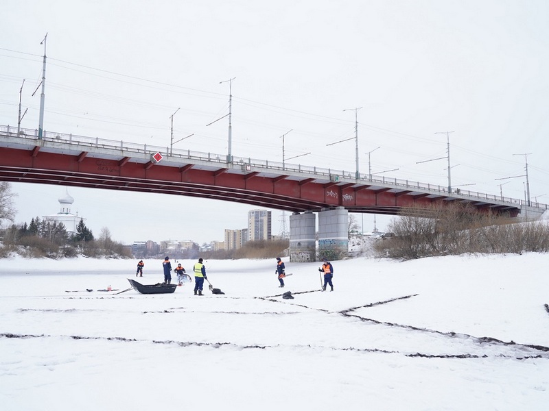 Ледорезные работы и чернение льда на реке Вологде начались в областной столице.