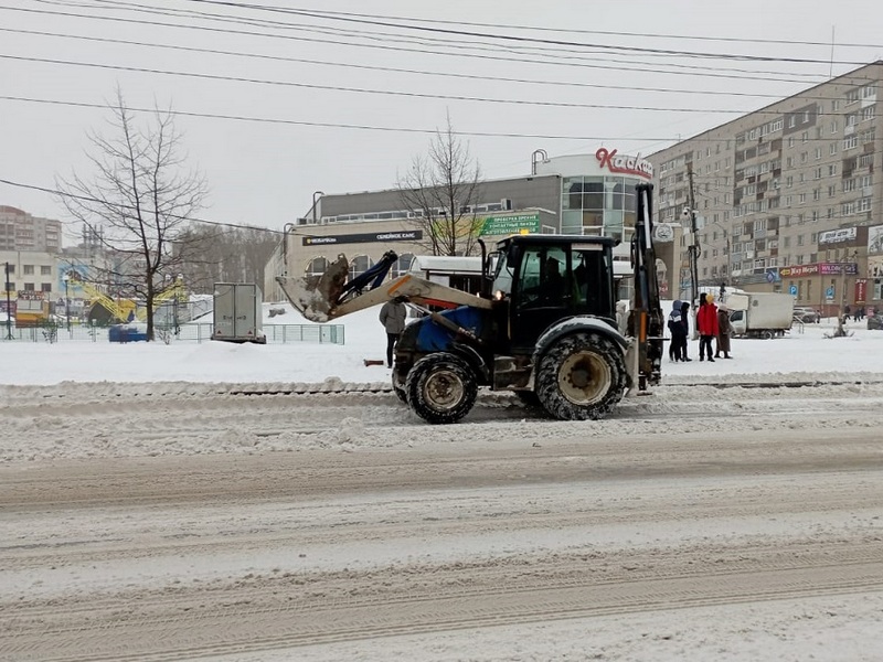 Последствия сильного снегопада устраняют коммунальщики в Вологде.