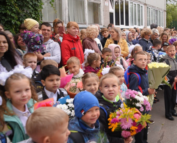 Мэр города Вологды Сергей Воропанов поздравляет с Днем знаний.