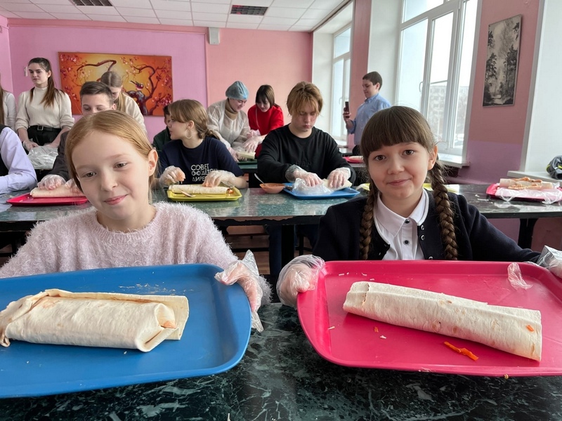 Полезная шаурма и другие новые блюда включены  в школьное меню по инициативе Совета детских директоров Вологды.