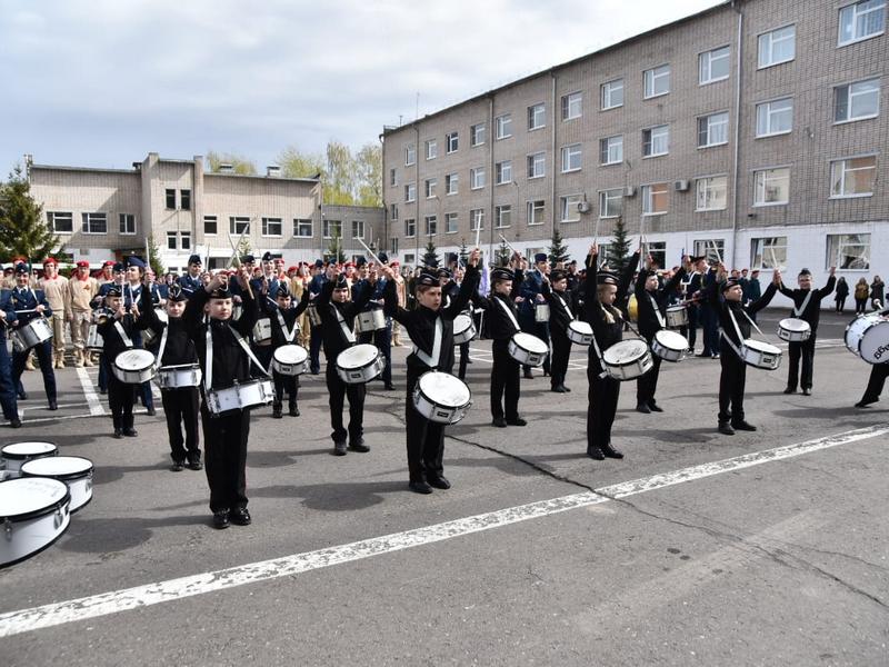 Юнармейцы, кадеты и воспитанники детских садов стали участниками школьного парада в Вологде.