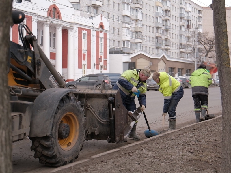 На весенний формат уборки перешли коммунальщики в Вологде.