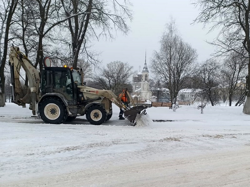 В Вологде продолжают убирать городские улицы от снега.