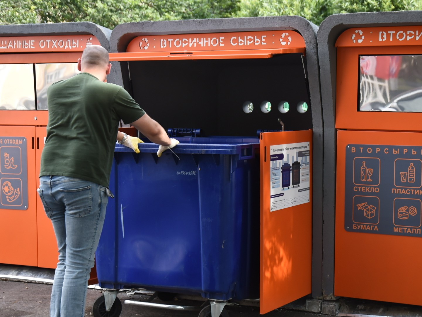 Закрытые модульные контейнеры для мусора устанавливают на туристических маршрутах в Вологде.