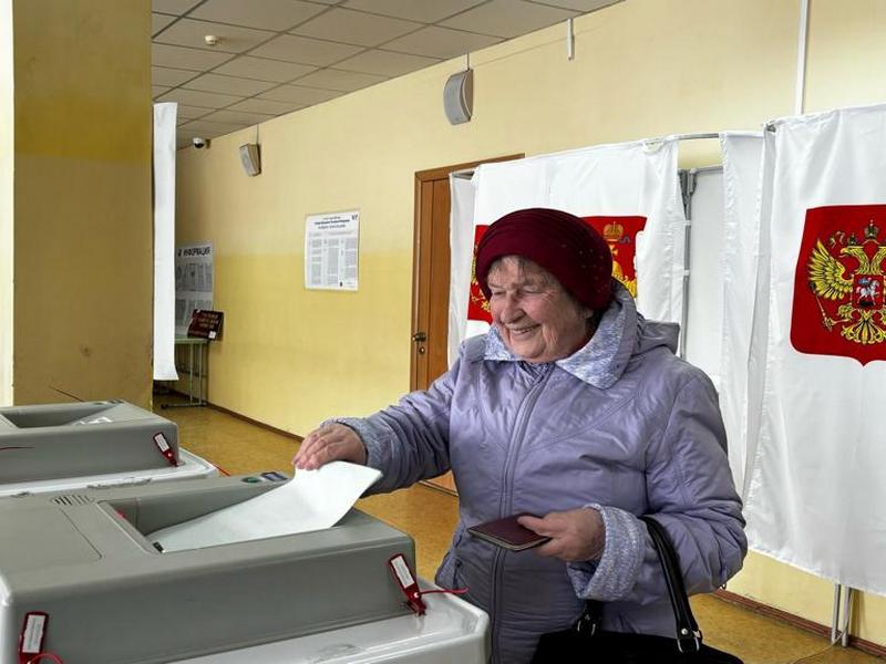 Жители Вологды разными способами голосуют на выборах Президента России.