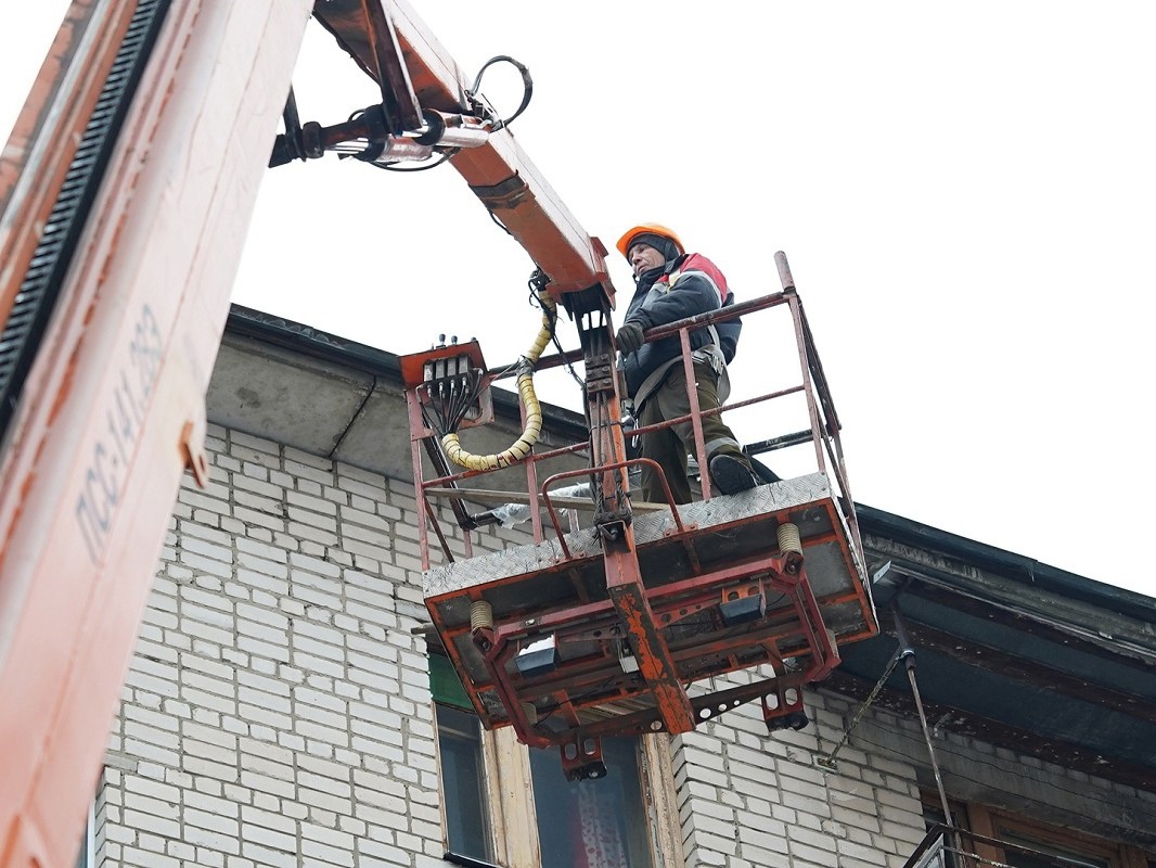 В Вологде ежедневно проводится мониторинг и уборка наледи с крыш зданий.