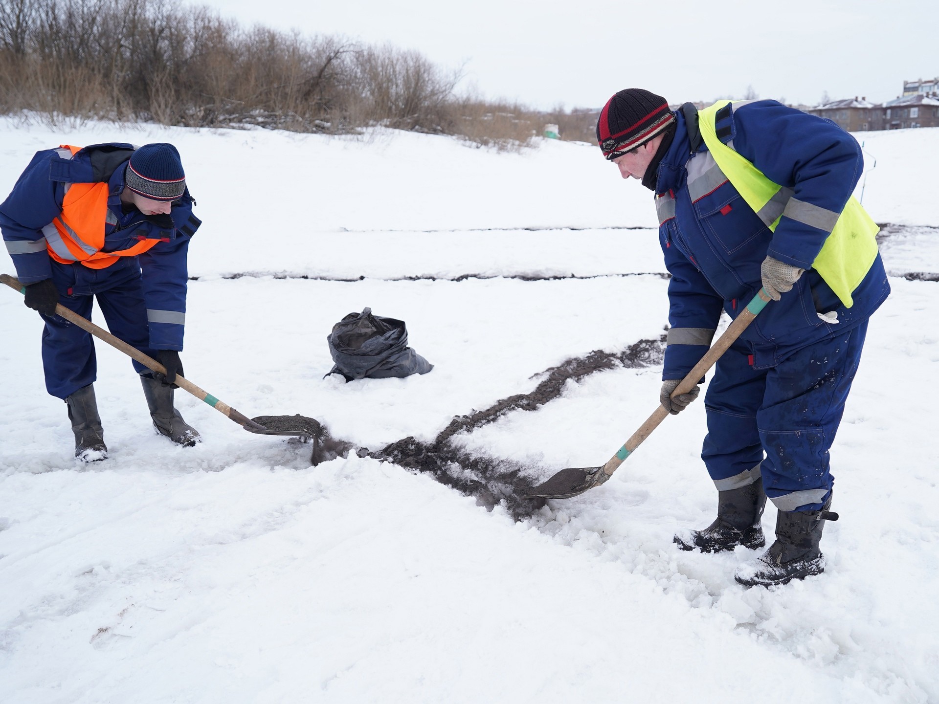 В Вологде завершены работы по резке и чернению льда около мостовых сооружений в рамках противопаводковых мероприятий.