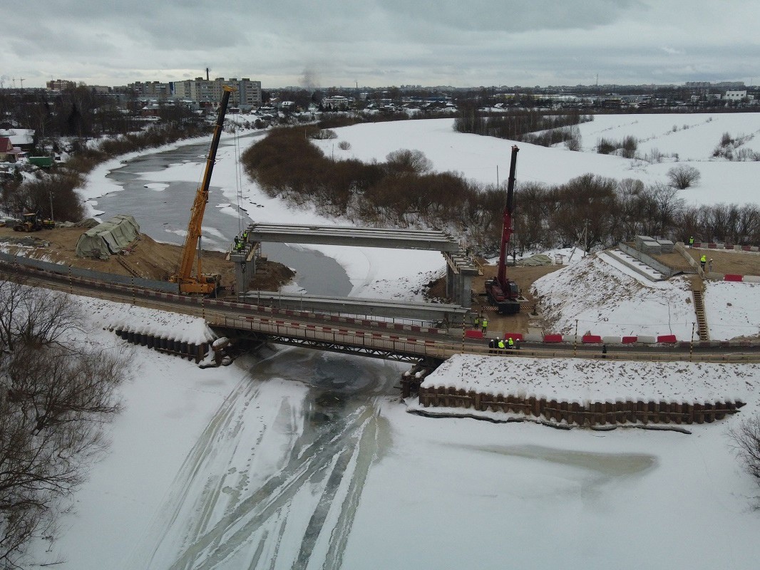 В апреле планируется запустить пешеходное и транспортное движение по одной стороне Кувшиновского моста.