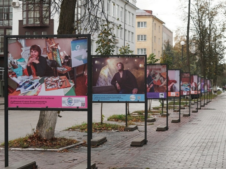Фотовыставка в честь педагогов и наставников открылась на аллее у «Ленкома» в Вологде.