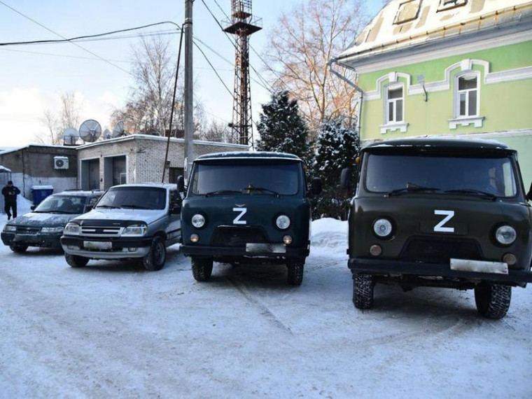 Автомобили передали предприниматели Вологды бойцам в зону СВО.