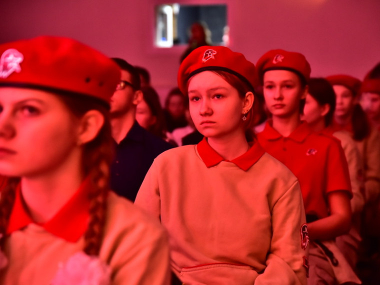 140 школьников пополнили ряды юнармейцев Вологды.