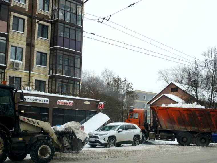 Вологжан просят убирать машины с обочин в соответствии с графиком очистки улиц от снега.