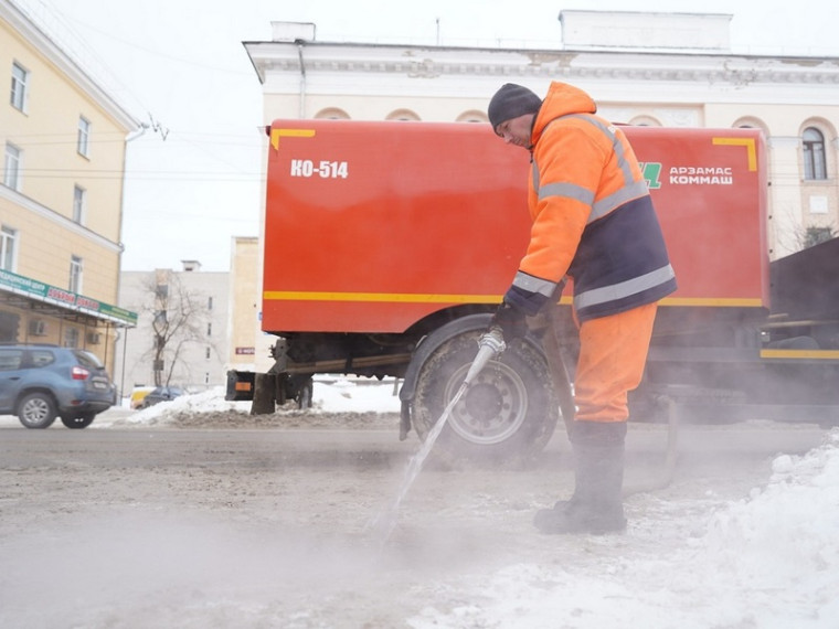 В Вологде усилили работу по расчистке ливневой канализации и дождепремных колодцев.