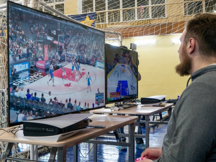 Спортсмены Вологодской ГМХА стали победителями первого турнира по фиджитал-баскетболу в Вологде.
