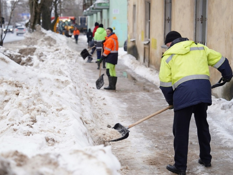 В Вологде проводятся работы по ликвидации снежной шуги и наледи.