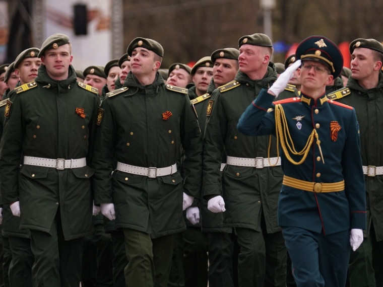 Торжественный марш, посвященный Дню Победы, прошел на площади Революции в Вологде.