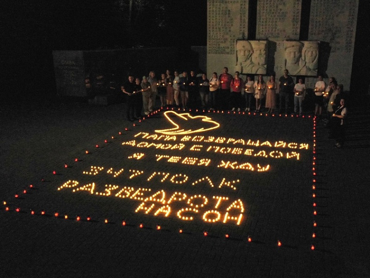«Огненную картину» выложили из свечей в Вологде к Дню ветеранов боевых действий.