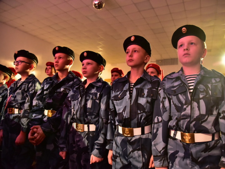 140 школьников пополнили ряды юнармейцев Вологды.