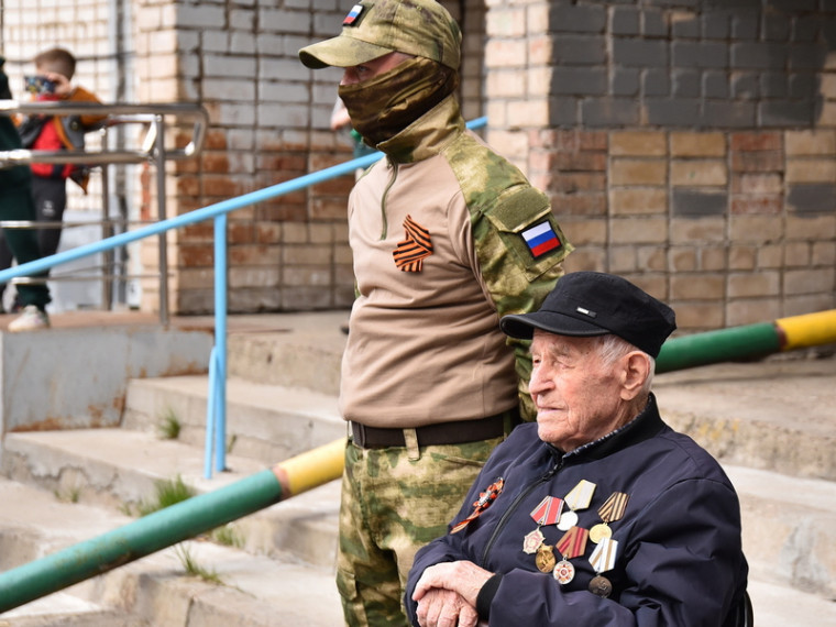 В Вологде во дворах ветеранов войны прошли мини-парады и концерты.