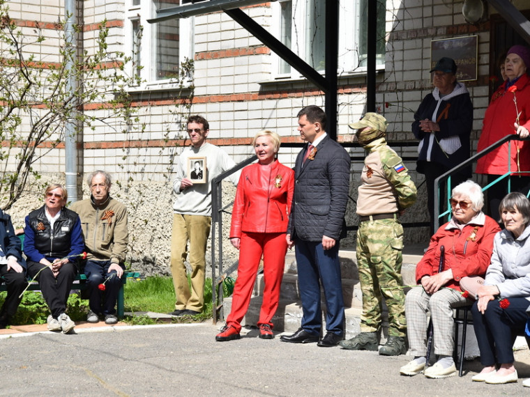 В Вологде во дворах ветеранов войны прошли мини-парады и концерты.